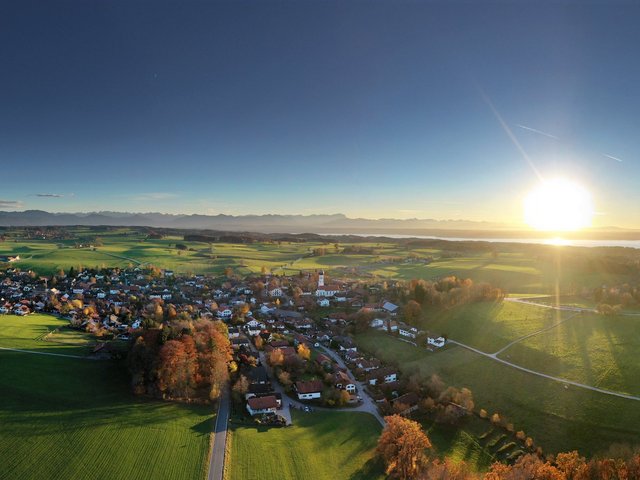 Panorama Luftbild des Ortes Münsing bei Sonnenschein